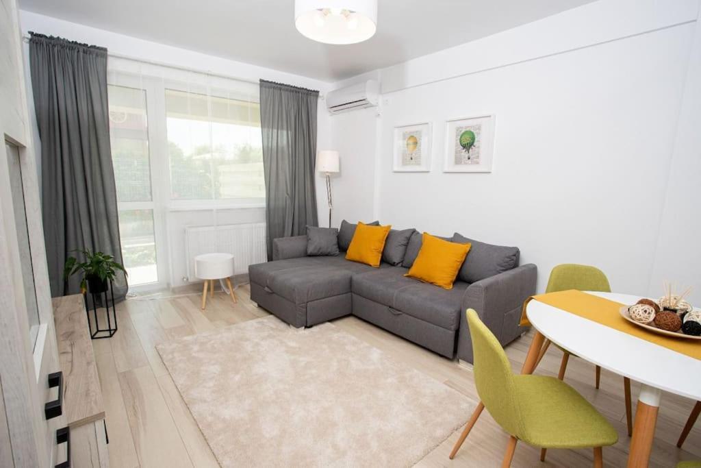 Amazing Apartament With Garden Bucharest Airport Self Check-In!! Otopeni Buitenkant foto