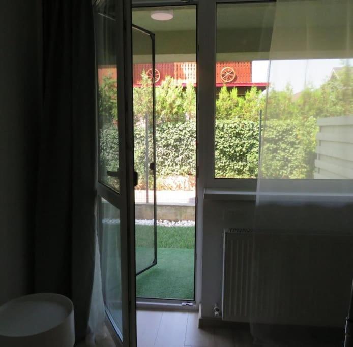 Amazing Apartament With Garden Bucharest Airport Self Check-In!! Otopeni Buitenkant foto
